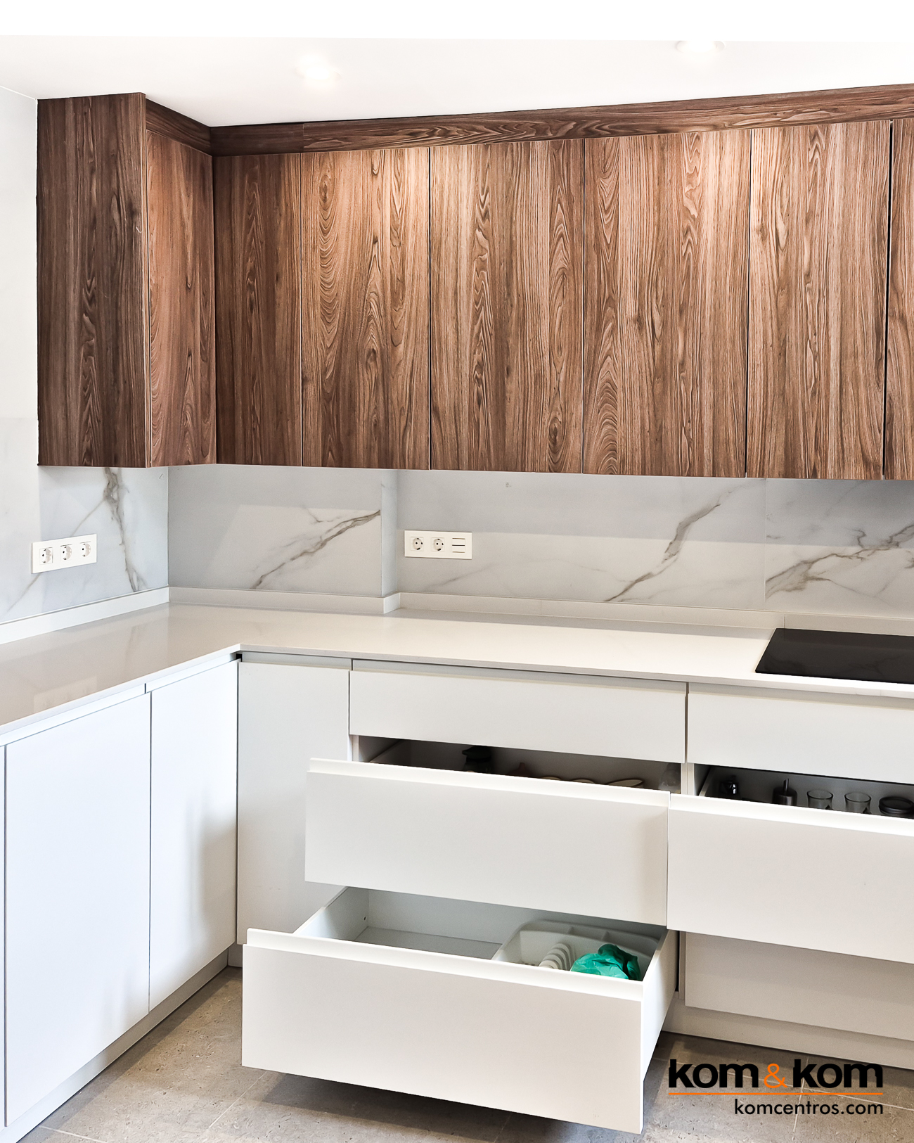 cocina moderna blanca y madera nogal sin tiradores